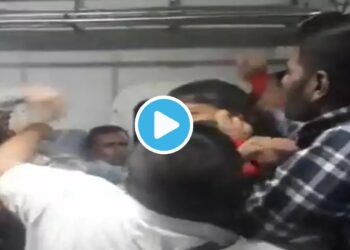 धावत्या एक्सप्रेसमध्ये जागेवरून प्रवाशांमध्ये तुफान हाणामारी; VIDEO व्हायरल