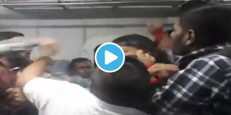 धावत्या एक्सप्रेसमध्ये जागेवरून प्रवाशांमध्ये तुफान हाणामारी; VIDEO व्हायरल