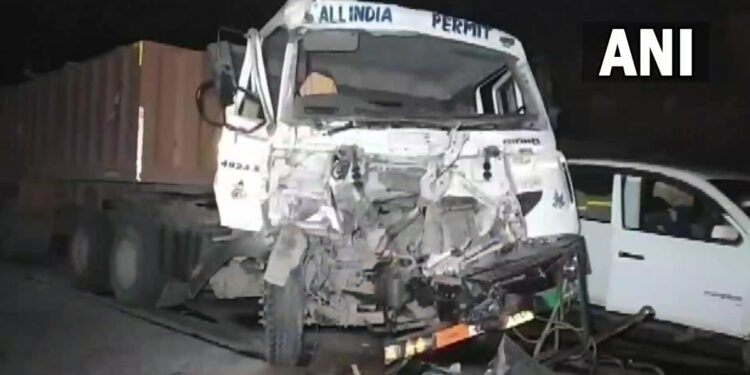 दिवाळी साजरी करायला गावी निघाले होते, पण.. भीषण अपघातात 15 जण ठार ; 40 जखमी