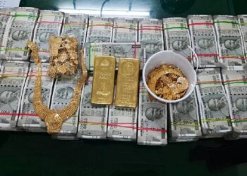 चालत्या गाडीतून गडबडीत उतरला अन् जाळ्यात अडकला, बॅग उघडून पाहताच रेल्वे पोलिसही चक्रावले