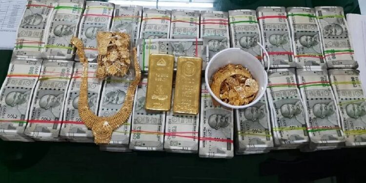 चालत्या गाडीतून गडबडीत उतरला अन् जाळ्यात अडकला, बॅग उघडून पाहताच रेल्वे पोलिसही चक्रावले