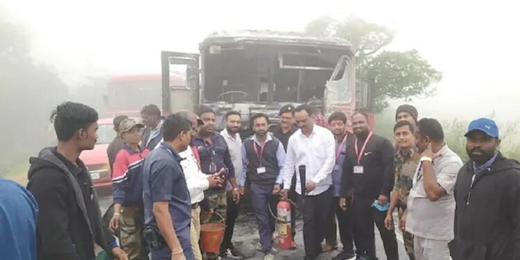 नाशिकमध्ये आणखी एका बसला भीषण आग