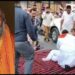 निदर्शने सुरु असतांना पोलिसांसमोरच शिवसेनेच्या नेत्यावर गोळ्या झाडून केली हत्या