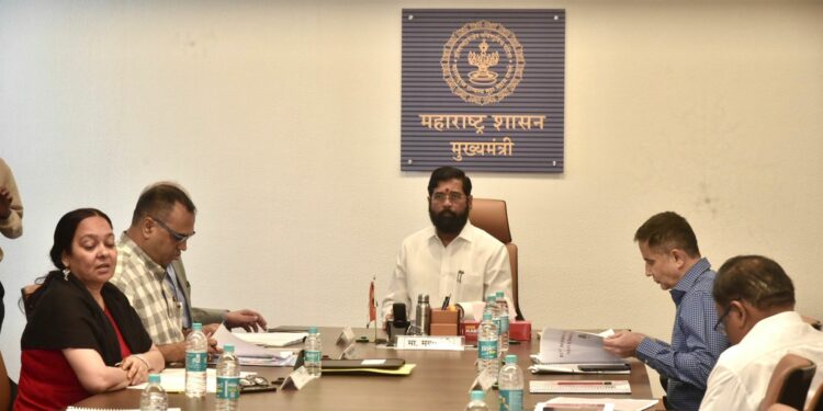 बैठक ; अमरावती, शिर्डी, गोंदिया, रत्नागिरी, सोलापूर येथील विमानतळांबाबत चर्चा – मुख्यमंत्री