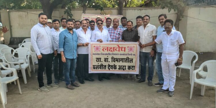 जळगाव जिल्हयात PWD विभागासाठी निधी उपलब्ध करुन द्या ; शासकीय कंत्राटदार संघटनेचे पालकमंत्र्यांना निवेदन !