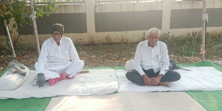 तापी पाटबंधारे महामंडळ कार्यालयासमोर दोन शेतकऱ्यांचे आमरण उपोषण सुरु…