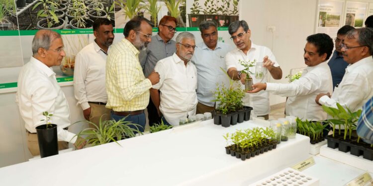 Jain Irrigation news ; जैन हिल्स येथील शेती संशोधन व विकास प्रकल्पांना राजस्थान विधानसभा अध्यक्ष सी.पी. जोशी व कॅबिनेट मंत्र्यांची भेट