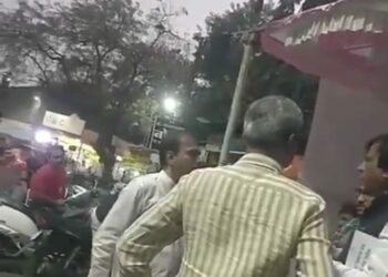 चक्क खिशातून रि्व्हॉल्व्हर काढून आंदोलनकर्त्याला धमकावले ; व्हिडीओ व्हायरल