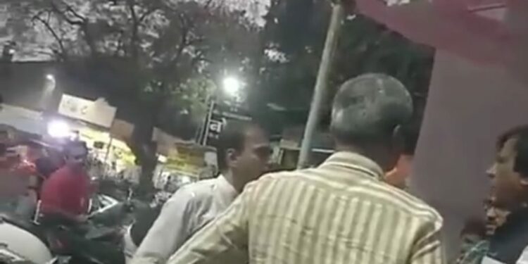 चक्क खिशातून रि्व्हॉल्व्हर काढून आंदोलनकर्त्याला धमकावले ; व्हिडीओ व्हायरल