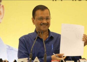 भाजपाचं टेन्शन वाढलं ; थेट कागदावर अरविंद केजरीवाल यांनी लिहून दिलं आणि खाली सही पण केली…