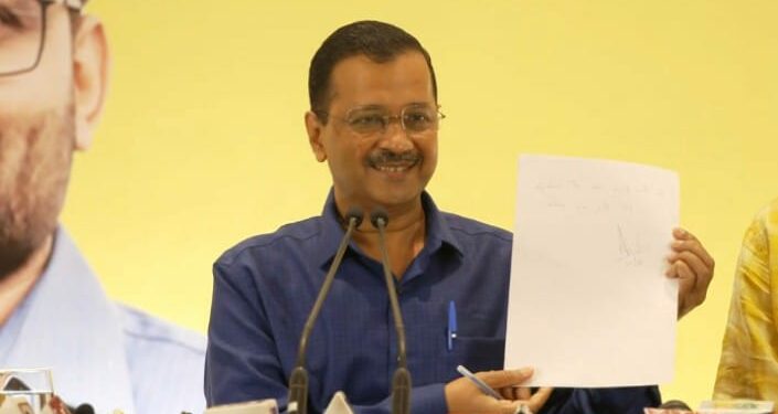 भाजपाचं टेन्शन वाढलं ; थेट कागदावर अरविंद केजरीवाल यांनी लिहून दिलं आणि खाली सही पण केली…