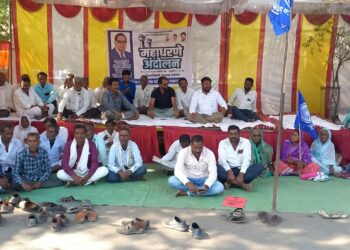 गायरान जमिनीबाबतचा तो निर्णय मागे घ्या…जिल्हाधिकारी कार्याल्यासमोर भगवान सोनावणे यांच्या नेतृत्वात धरणे आंदोलन