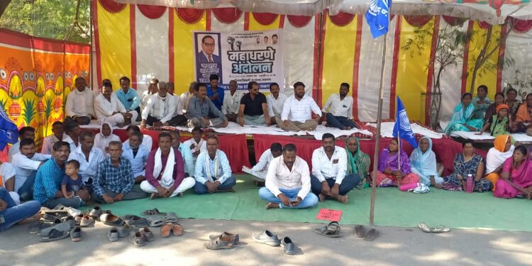 गायरान जमिनीबाबतचा तो निर्णय मागे घ्या…जिल्हाधिकारी कार्याल्यासमोर भगवान सोनावणे यांच्या नेतृत्वात धरणे आंदोलन