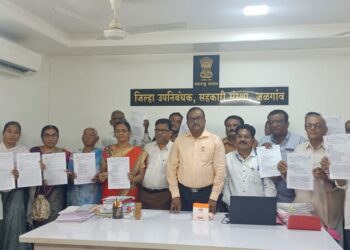 Jalgaon news ; राज्यातील पहिलीच मोठी कारवाई ; अवैध सावकारीत अडकलेली १०० एकर जमीन शेतकऱ्यांना परत करण्याचे जिल्हा उपनिबंधकांचे आदेश