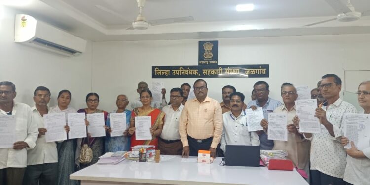 Jalgaon news ; राज्यातील पहिलीच मोठी कारवाई ; अवैध सावकारीत अडकलेली १०० एकर जमीन शेतकऱ्यांना परत करण्याचे जिल्हा उपनिबंधकांचे आदेश