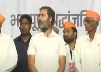 राहुल गांधींच्या सभेत शेतकऱ्यांना श्रद्धांजली वाहत असताना घडला खूप विचित्र प्रकार