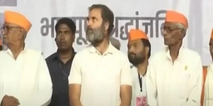 राहुल गांधींच्या सभेत शेतकऱ्यांना श्रद्धांजली वाहत असताना घडला खूप विचित्र प्रकार