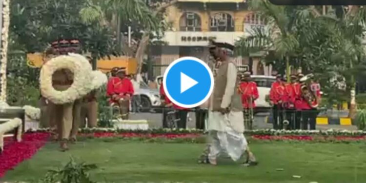 राज्यपाल पुन्हा वादाच्या भोवऱ्यात ; चप्पल घालून 26/11 हल्ल्यातील शहिदांना अभिवादन, काँग्रेसकडून व्हिडीओ ट्विट