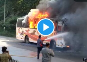 बापरे ; भररस्त्यात शिवशाही बस जळून झाली खाक, पहा थरारक Video