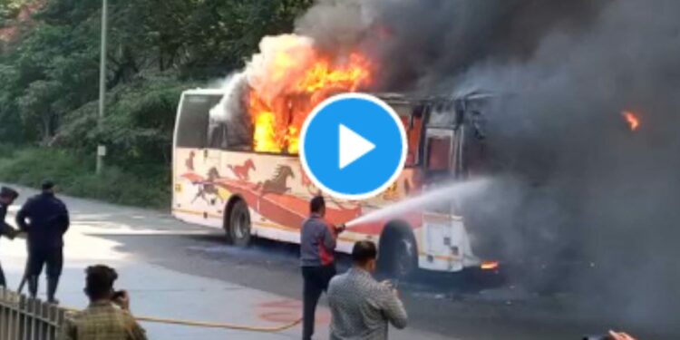 बापरे ; भररस्त्यात शिवशाही बस जळून झाली खाक, पहा थरारक Video