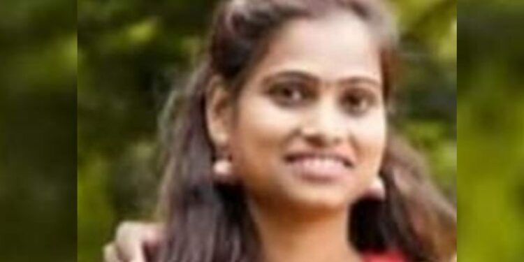 अति दुर्दैवी ! ट्रॉलीखाली येऊन गर्भवती महिलेचा जागीच मृत्यू