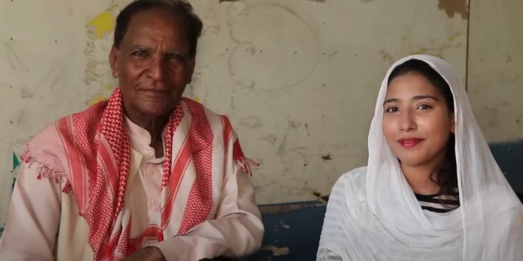 ‘मोहब्बत बरसा देना…’ 19 वर्षाच्या मुलीने केले 70 वर्षाच्या वृद्धाशी लग्न!