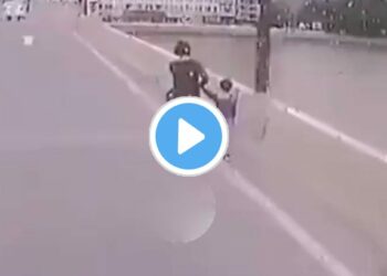 निष्पाप मुलाला घेऊन महिला नदीत उडी मारणार होती, तितक्यात घडला चमत्कार.. पहा VIDEO