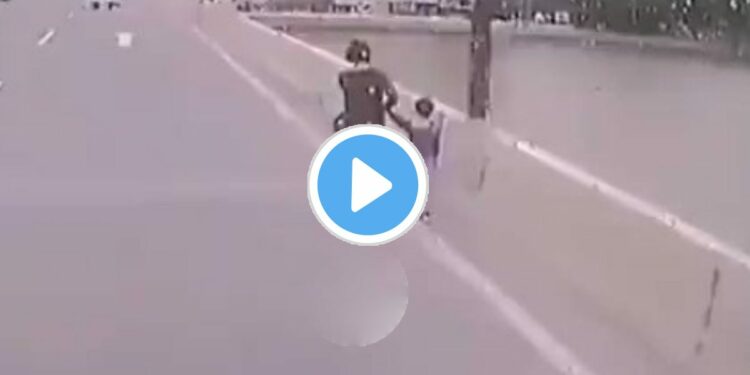 निष्पाप मुलाला घेऊन महिला नदीत उडी मारणार होती, तितक्यात घडला चमत्कार.. पहा VIDEO