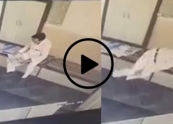 ऑफिसमध्ये पेपर वाचता वाचता तरुणाचा मृत्यू.. घटनेचा VIDEO व्हायरल