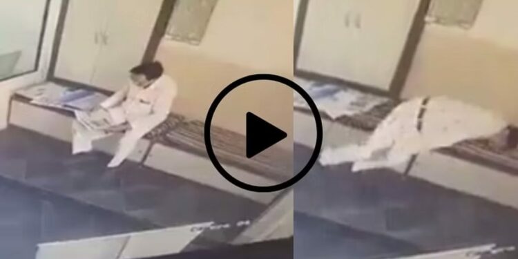 ऑफिसमध्ये पेपर वाचता वाचता तरुणाचा मृत्यू.. घटनेचा VIDEO व्हायरल