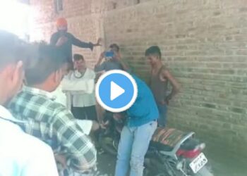 कापूस मोजणीत मापात पाप करणाऱ्या व्यापाऱ्याला शेतकऱ्यांनी धू धू धुतलं; पाहा VIDEO