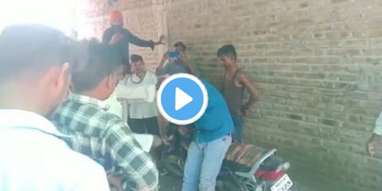 कापूस मोजणीत मापात पाप करणाऱ्या व्यापाऱ्याला शेतकऱ्यांनी धू धू धुतलं; पाहा VIDEO