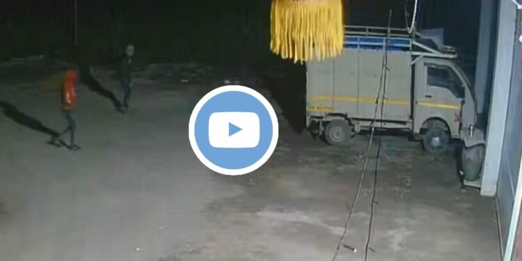 चोरट्यांचा धुमाकूळ ; चितोडा येथे दुकानाबाहेर लावलेले वाहन लांबविले, चोरटे CCTV मध्ये कैद