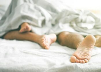 सेक्स करताना प्रियकराचा झाला मृत्यू, घाबरलेल्या प्रेयसीने मृतदेह..