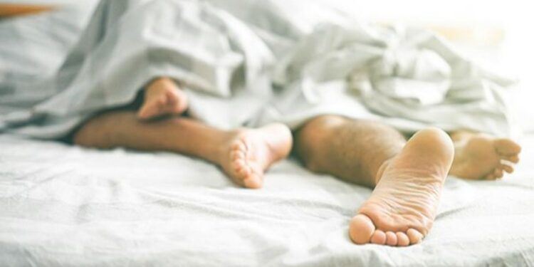 सेक्स करताना प्रियकराचा झाला मृत्यू, घाबरलेल्या प्रेयसीने मृतदेह..