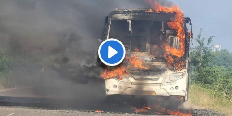 नाशिकमध्ये पुन्हा बस पेटली ; घटनेचा थरार VIDEO पहा