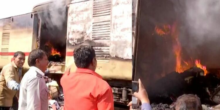 मोठी बातमी : नाशिक रेल्वे स्थानकावर शालिमार एक्स्प्रेसच्या बोगील आग