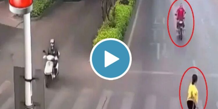बाप रे बाप! महिला रस्त्याच्या मधोमध थांबली, समोरून बाईक येत होती आणि मग…, पाहा थरारक Video