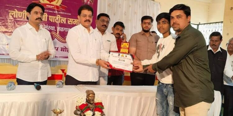 जळगाव येथील लोणी कुणबी पाटील समाजातर्फे गुणवंत विद्यार्थ्यांचा गौरव