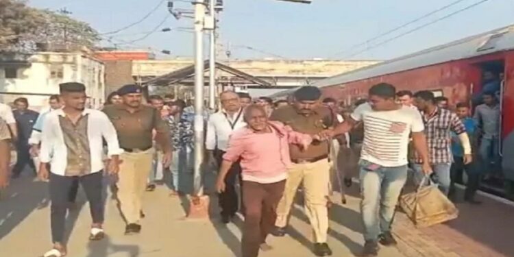 पवन एक्सप्रेसच्या एसी डब्यात माथेफिरु शिरला अन्… दोन प्रवाशांसह दोन आरपीएफ जवान जखमी