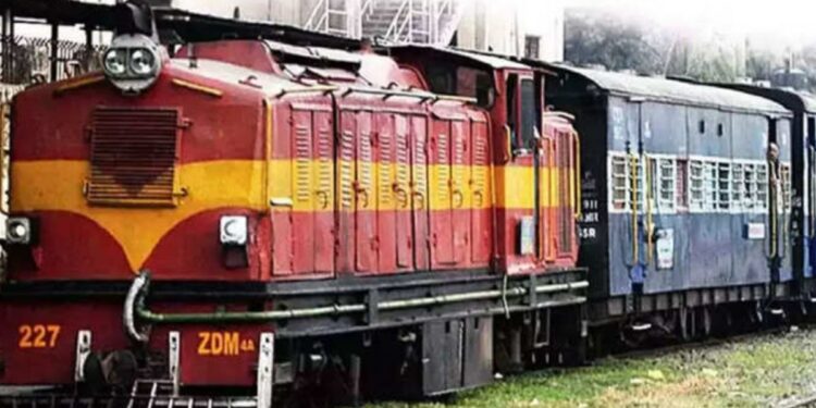 अरे बापरे.. चोरट्यांनी आधी बोगदा बनविला, नंतर अख्खं इंजिन पळवलं