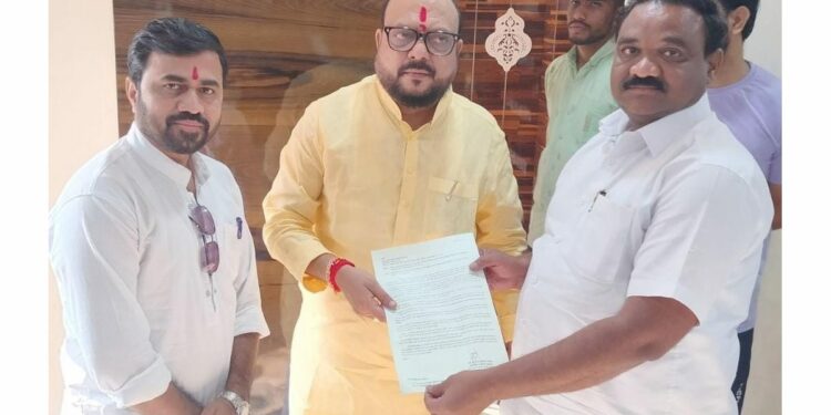 विशेष सहाय्य योजनांच्या मानधनात वाढ व कार्यपद्धतीत सुधारणा व्हावी ; डॉ.कमलाकर पाटलांची निवेदनाद्वारे मागणी