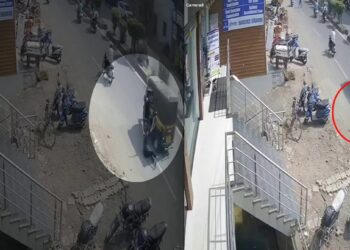 रिक्षाचालकाच्या अश्लील चाळेला घाबरून मुलीने घेतली धावत्या रिक्षेतून उडी, पहा घटनेचा धक्कादायक Video