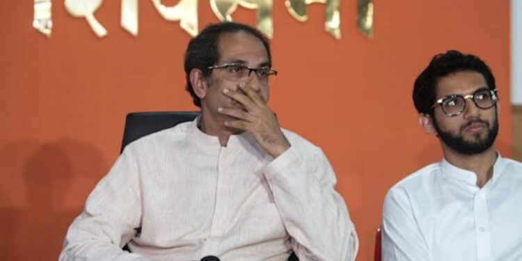 आता युवासेनेला मोठं खिंडार ; 35 पदाधिकाऱ्यांनी दिला राजीनामा