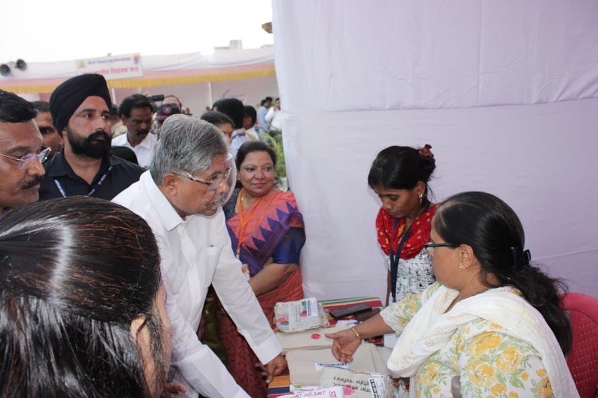 शाईफेकीचा धसका ; फेसशिल्ड घालून मंत्री चंद्रकांत पाटील पोहचलले कार्यक्रमात; फोटो व्हायरल...