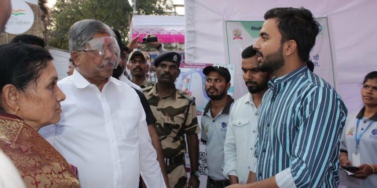शाईफेकीचा धसका ; फेसशिल्ड घालून मंत्री चंद्रकांत पाटील पोहचलले कार्यक्रमात; फोटो व्हायरल…