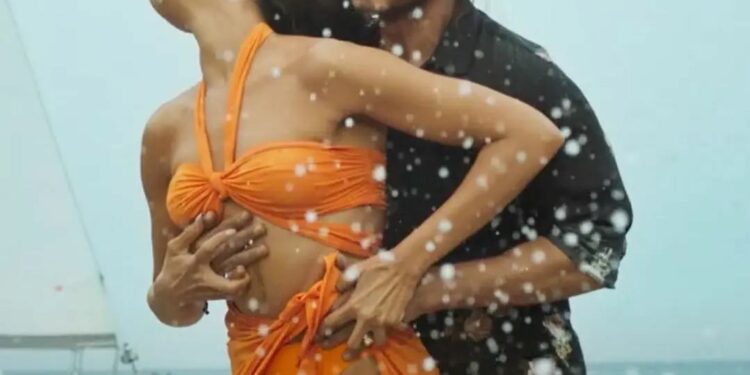 ‘या’ करणामुळं आगामी चित्रपट ‘पठाण’ ठरतोय वादग्रस्त ; शाहरुख खान, दीपिकाच्या ‘बेशरम रंग’ गाणं वादात !