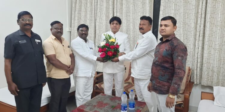 रिपाईचे जिल्हाध्यक्ष नगरसेवक राजुभाई सुर्यवंशी यांची भडगाव येथे भेट