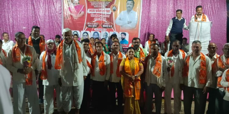 बांबरुड प्र. ब. येथे उद्धव ठाकरे शिवसेनेत रतन परदेशी यांच्यासह शेकडो कार्यकर्त्यांचा प्रवेश. शिंदे गटाला खिंडार