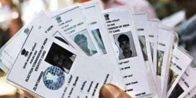 निवडणूक आयोग ; गावापासून दूर राहणाऱ्या मतदारांसाठी मोठी बातमी!